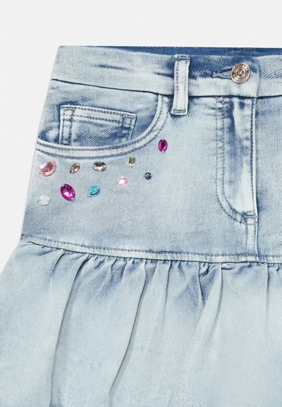 Jupe en denim bleu clair avec un ourlet froncé, ornée de gemmes multicolores décoratives sur la zone de la poche avant.