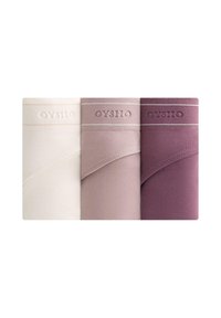 Sæt med tre stofindpakninger i nuancer af creme, lyserød og dyb lilla. Hver har en glat tekstur med prægede mærkevarer.