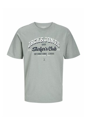 Camiseta de algodón gris claro con mangas cortas que presenta un gráfico de "Jack & Jones Surfer's Club" en azul marino y blanco en la parte frontal. Diseño con cuello redondo sencillo.