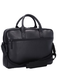 Maletín de cuero negro con un acabado texturizado, asas superiores dobles, correa de hombro ajustable, bolsillo delantero con cremallera y costuras de acento sutiles.