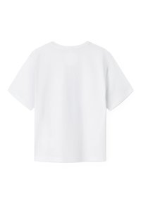 Baltas īsām piedurknēm T-krekls, izgatavots no kokvilnas, ar apaļu kakla izgriezumu un taisnu griezumu, bez redzamām rakstu vai akcentu detaļām.