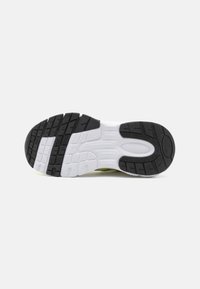 Siva i bijela outsole tenisice, s teksturiranim gumom za prianjanje, s posebnom šablonom i središnjim utorom za fleksibilnost.