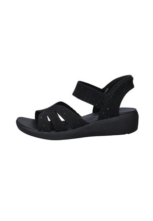 Zwarte sleehak sandaal met gestructureerde stoffen bandjes, verstelbare enkelband en gewatteerde zool.