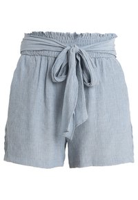 Shorts bleu clair en tissu froissé avec une ceinture smockée et un lien à nouer à l'avant. Comprend des poches latérales et une coupe décontractée.