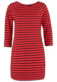 Robe rouge avec des rayures horizontales marines, dotée d'un col large et de manches trois-quarts, fabriquée à partir d'un tissu doux et extensible.
