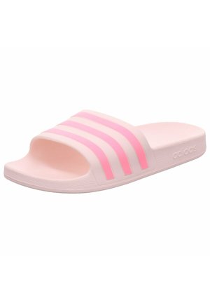 Lyserød Adidas slidssandal med tre mørkere lyserøde striber på remmen og åben tå-design.