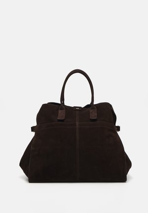 Stor mørkebrun suede taske med to stærke håndtag, der har en glat overflade og en lynlåslomme foran.