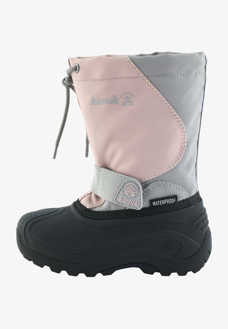 Botas impermeables en rosa y gris con suela de goma, parte superior de textil, detalles de cordones y tira de marca. Presenta una superficie texturizada y un diseño moderno.