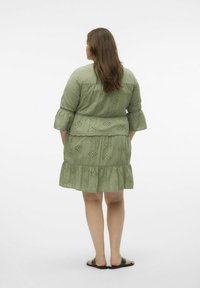 Vero Moda Curve VMDICTHE  - Freizeitkleid - hedge green