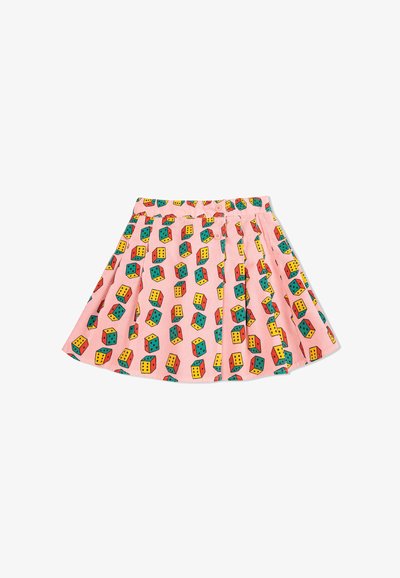 Jupe rose à design plissé, ornée d'un motif coloré de dés en 3D rouge, vert et jaune. Fermée par des boutons à la taille.
