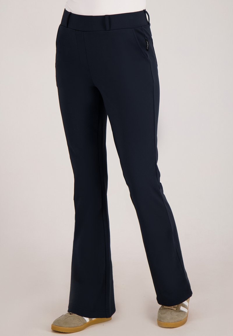 Marineblauwe actieve broek gemaakt van rekbare stof met een platte voorkant, zijzakken en licht uitlopende pijpen. Geschikt voor casual draag.