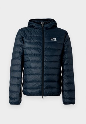 Tmavě modrá prošívaná péřová bunda s kapucí, předním zipem a logem EA7 na hrudi. Má hladkou, lesklou texturu a elastické manžety.