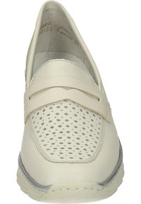 Lichtbeige instap schoen van leer, met een geperforeerd ontwerp aan de voorkant en een getextureerde, gevoerde bovenkant voor comfort.