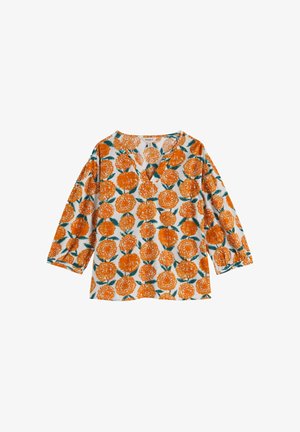 Witte blouse met lange mouwen, V-hals en oranjekleurig bloemenpatroon met groene bladeren, plat uitgespreid op een witte achtergrond.