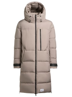 Hosszú, púder bézs színű, puffadt parka magas gallérral és kapucnival. Elöl cipzárral, oldalzsebekkel és a ujjain fekete díszítésekkel rendelkezik.