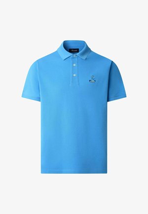 Blauw polohemd met korte mouwen, een kraag, drie knopen en een klein geborduurd logo op de linkerborst.