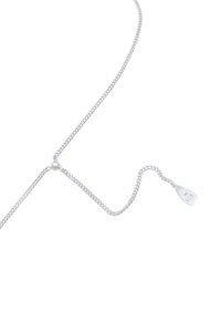 Collier chaîne en argent présentant un design délicat à maillons entrelacés, une étiquette en forme de goutte avec une gravure "925", et une texture lisse sur toute la surface.