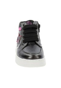 Sneaker alte in grigio metallizzato con lacci neri, suola bianca, accento rosa, dettaglio a stella di lato, texture in pelle liscia.