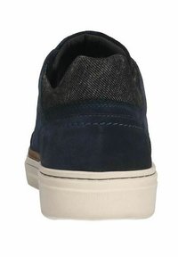 Scarpa in suede blu navy con retro in denim testurizzato, suola in gomma e intersuola bianca a contrasto. Finiture a cucitura visibili lungo i bordi.