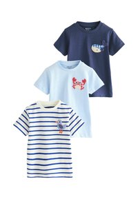 Drei kurzärmelige T-Shirts: marineblau mit Wal-Aufn äher, hellblau mit Krabben-Aufnäher und weiß-blau gestreift mit Vogel-Aufnäher. Alle aus Baumwollstoff.