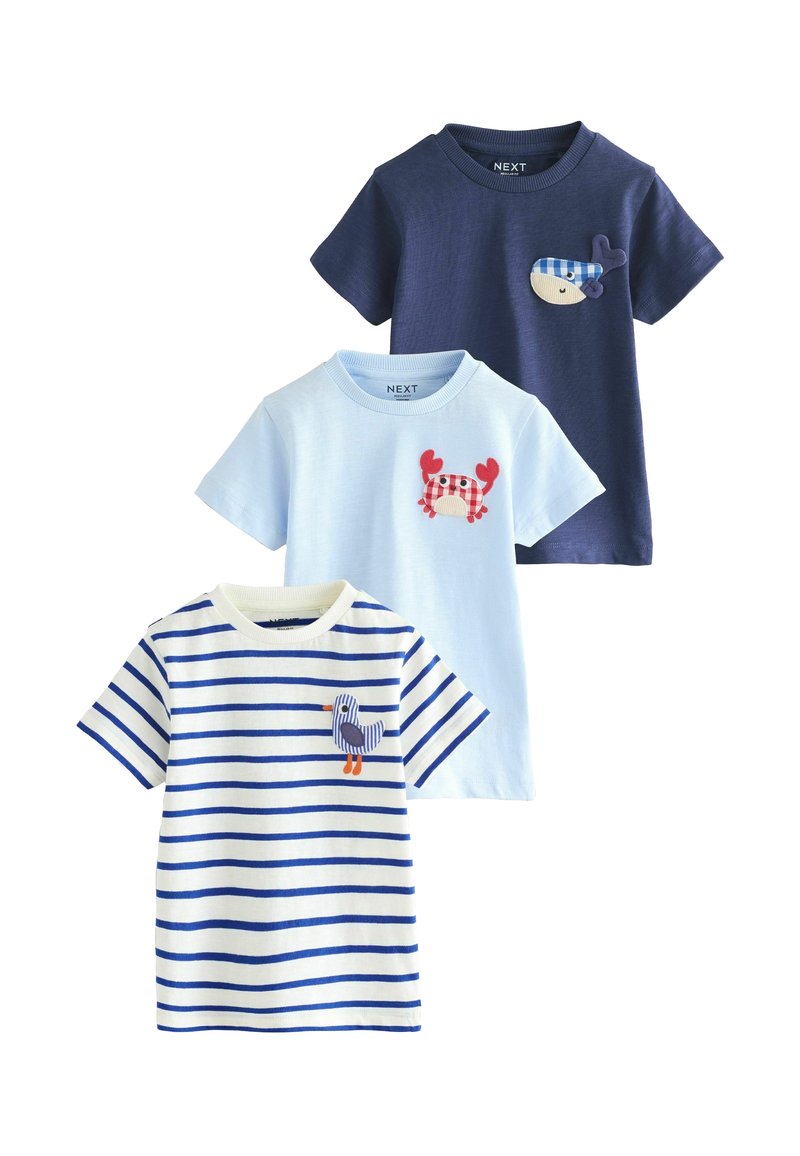 Drei kurzärmelige T-Shirts: marineblau mit Wal-Aufnäher, hellblau mit Krabben-Aufnäher und weiß-blau gestreift mit Vogel-Aufnäher. Alle aus Baumwollstoff.