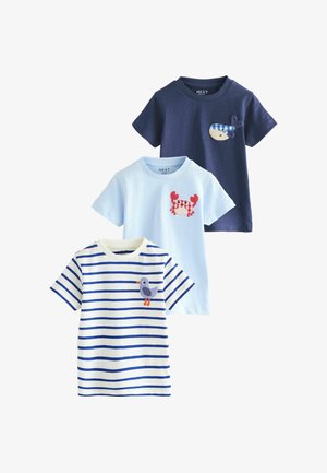 Tre kortærmede t-shirts: marineblå med hval-patch, lyseblå med krabbe-patch og stribet hvid/blå med fugle-patch. Alle i bomuldsstof.