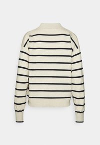 Pull crème à manches longues avec des rayures horizontales noires, des poignets côtelés et un col montant, vu de dos sur fond blanc.