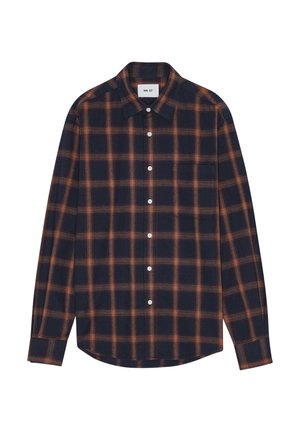 Chemise à boutons en bleu marine foncé avec un motif écossais orange et beige. Manches longues, ourlet arrondi, col pointu et boutons blancs.
