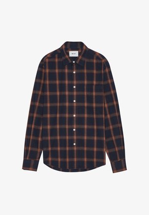 Een button-down overhemd in donker marineblauw met een oranje en beige ruitpatroon. Lange mouwen, afgeronde zoom, puntige kraag en witte knopen.