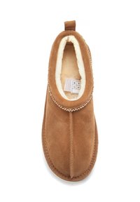 Smeđe nubuk papuče s mekanom krznom oblogom, elastičnom ovratnikom i dekorativnim lanci uz otvor, s okruglim vrhom.