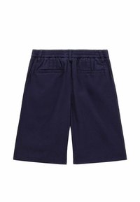 Shorts in cotone blu navy con cintura elastica, due tasche posteriori e design casual. Tessuto liscio, taglio all'altezza del ginocchio, senza motivi visibili.