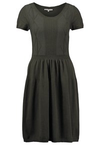 Robe en maille vert foncé à manches courtes, encolure en U, motifs torsadés et losanges sur le buste, taille cintrée et jupe évasée.