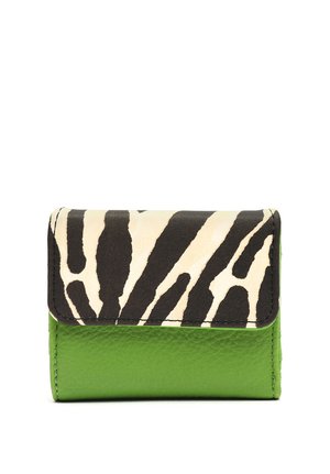 Mažas odinis piniginė su ryškiai žalia pagrindine dalimi ir užsegimu su juodai baltu zebros raštu.