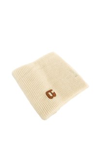 Bonnet en tricot côtelé couleur crème avec un patch en cuir. Texture douce, design plié et matériau élastique pour un ajustement confortable.