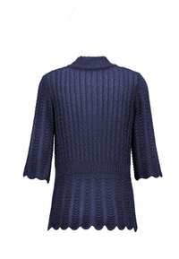 Tengerészkék kötött kardigán bordás textúrával, rövid ujjal és hullámos szegéllyel. Nyitott hátú design, strukturált gallérral.