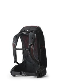 Sac à dos noir avec panneau arrière en mesh, bretelles rembourrées et ceinture de taille ajustable. Comprend des fermetures éclair et des accents rouges. Design ergonomique.