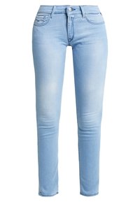 Vaqueros de mezclilla azul claro con diseño ajustado, estilo de cinco bolsillos y un acabado ligeramente desgastado en las piernas. Incluyen un cierre de botón y cremallera.