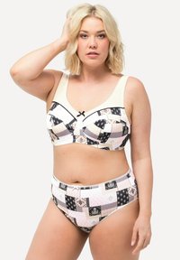 Beha en hoge taille onderbroek set in patchworkontwerp met zwart, wit en pastelroze patronen. Zacht stof, brede banden en kanten accenten.