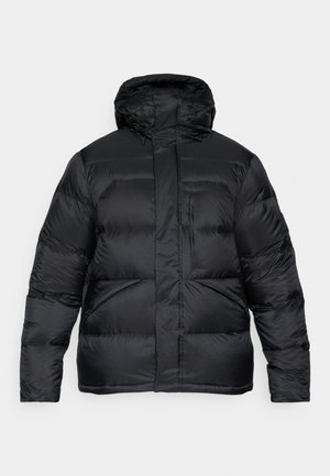 Schwarze Pufferjacke mit Kapuze, die ein gestepptes Design, horizontale Nähte und einen Reißverschluss auf der Vorderseite aufweist. Glatte Stoffoberfläche. Keine sichtbaren Logos.