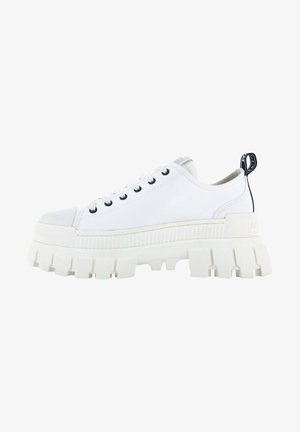 Zapatilla blanca de caña baja con suela gruesa con taco, ojales negros, cordones blancos y una pestaña negra para tirar en el talón.