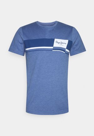 T-shirt bleu à manches courtes avec une bande horizontale bleu foncé et blanche et le logo "Pepe Jeans London" sur la poitrine.