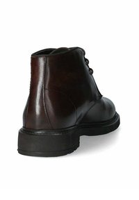 Stivale alla caviglia in pelle marrone con una texture liscia, punta tonda e design con lacci. Presenta una suola in gomma nera e dettagli di cucitura minimi.