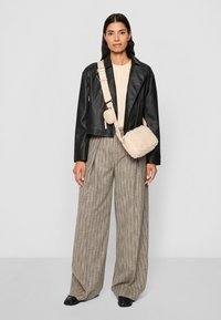 BOSS ADDISON CROSSBODY  - Torba čez telo - light beige