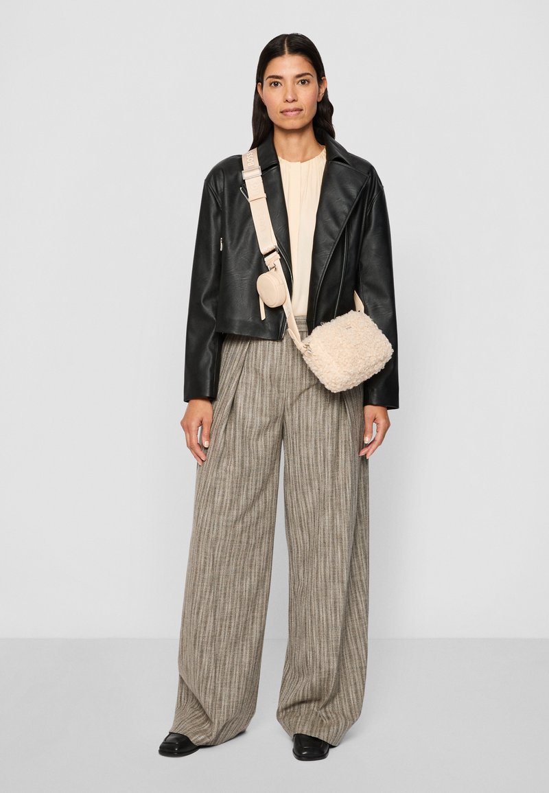 BOSS ADDISON CROSSBODY  - Torba čez telo - light beige