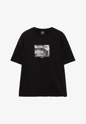 Fekete rövid ujjú póló egy fekete-fehér grafikus ábrával, amely egy lemezbolt kirakatát ábrázolja, és a mellkasán az "Urban Vision Studio 91" felirat szerepel.