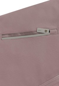 Rosa Stoffbeutel mit einem Reißverschlussfach, ausgestattet mit einem silberfarbenen Reißverschluss und einem kleinen Markenakzent. Glatte Textur, rechteckige Form.