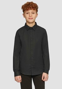 Zwarte lange mouw shirt met een knoopsluiting aan de voorkant, gestructureerde kraag en een gladde textuur. Draag het met donkere broeken, minimalistisch ontwerp.