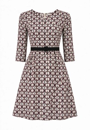 Abito al ginocchio con maniche 3/4, motivo a catena geometrica bordeaux e nera su sfondo bianco, vita aderente con cintura nera.
