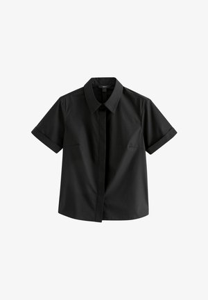 Kortærmet sort skjorte lavet af glat stof, med spids krave, frontlukning med knapper og subtile sidesømme.