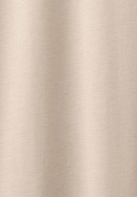 Tissu beige lisse avec une texture subtile de tissage vertical et des ombres douces mettant en valeur de légers plis.